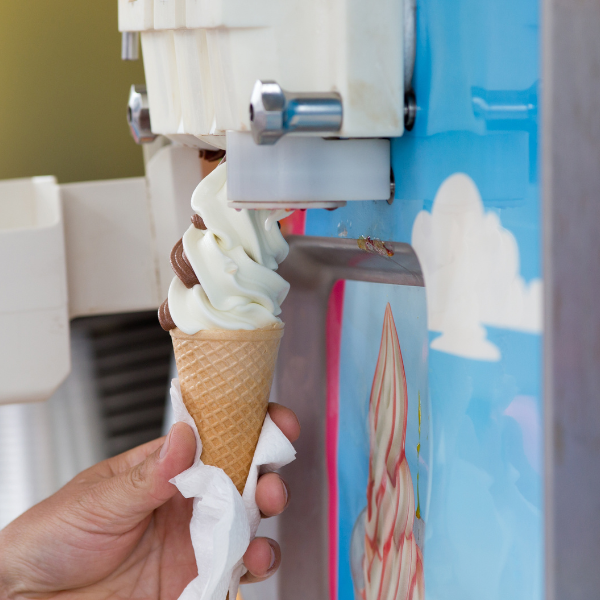 photo glace servie durant une animation glace à l'italienne en entreprise