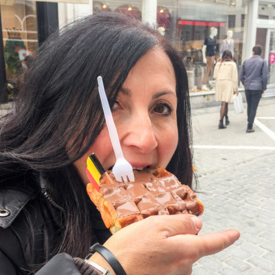 femme qui mange une glace durant une animation gaufres en entreprise