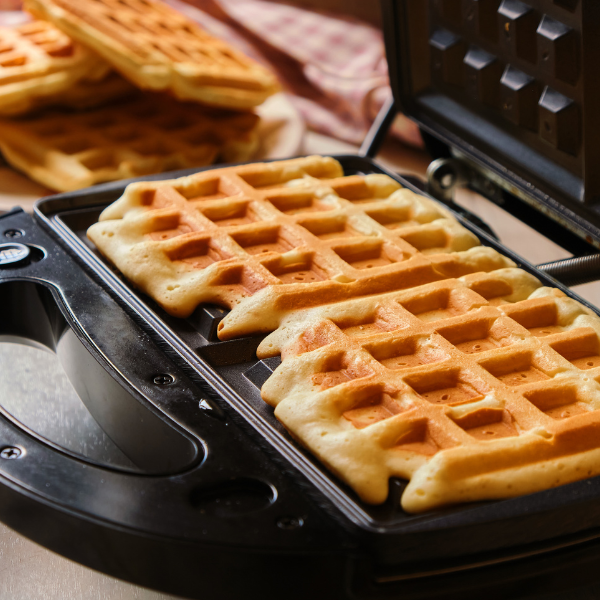 gaufre préparé sur un gaufrier durant une animation gaufres en entreprise