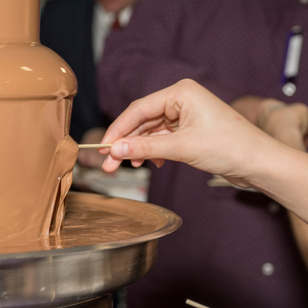 fruit trempé lors d'une Animation fontaine à chocolat en entreprise