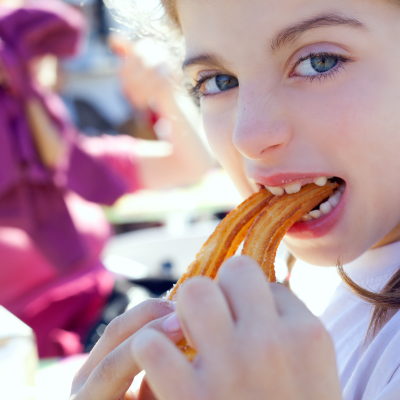 fille qui mange des churros durant une animation bar à churros en entreprise