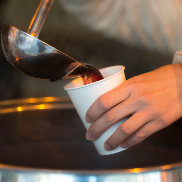 service vin chaud durant une animation bar à vin chaud en entreprise