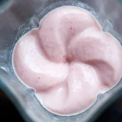 Smoothies being blended at a corporate smoothie bar event