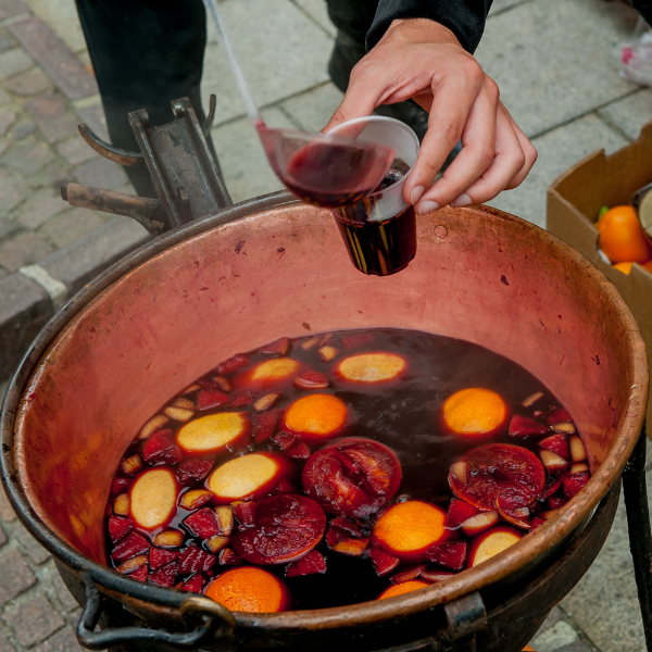 vin chaud servi durant une animation bar à vin chaud en entreprise