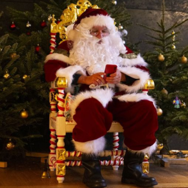 photo trône père noel durant une animation père noël en entreprise