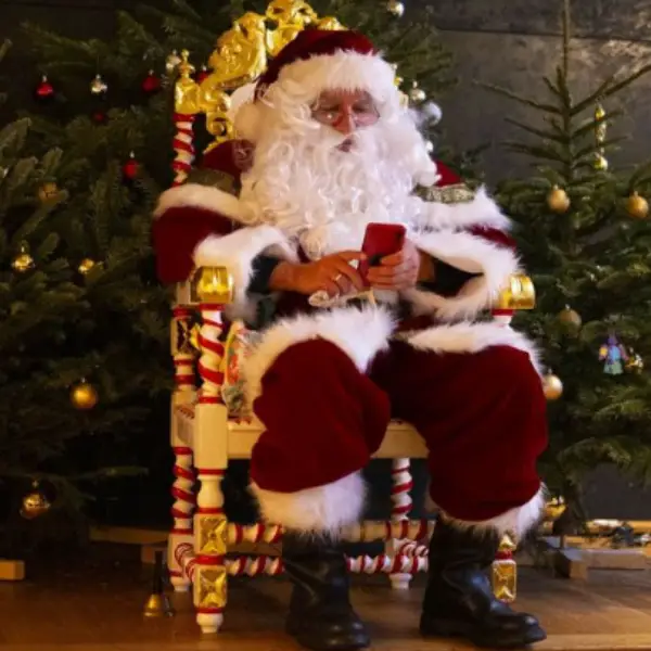 foto van de kerstman op zijn troon tijdens een kerstman-evenement op het werk