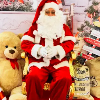 de kerstman zit tijdens een kerstman-evenement op een bedrijf