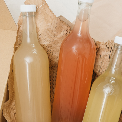 bouteilles jus de fruits durant une Animation Petit Déjeuner ou Goûter en Entreprise